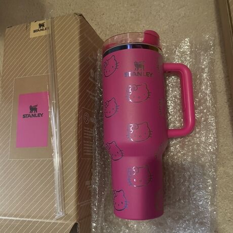 Stanley x Hello Kitty Quencher H2.0 Tumbler – Dark Pink Edition (40 oz)
